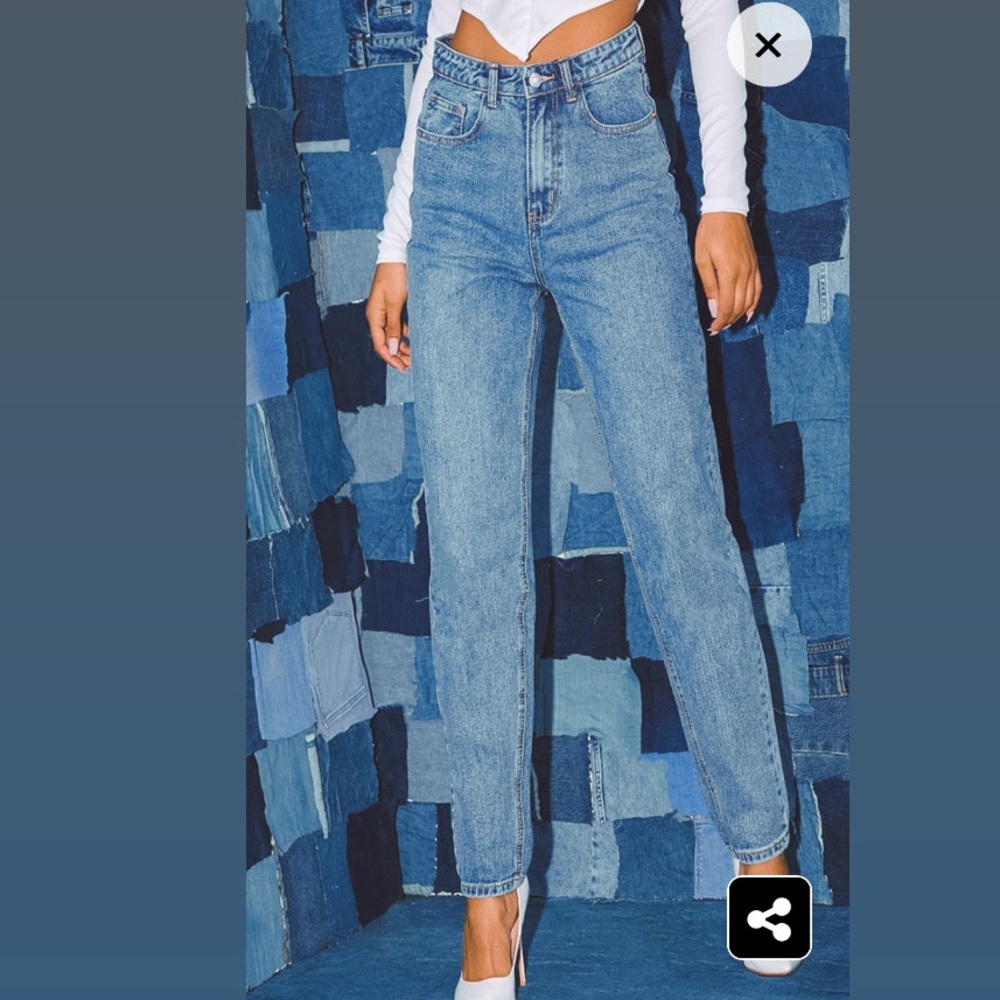 PRETTYLITTLETHING Mid Wash Mom Jean